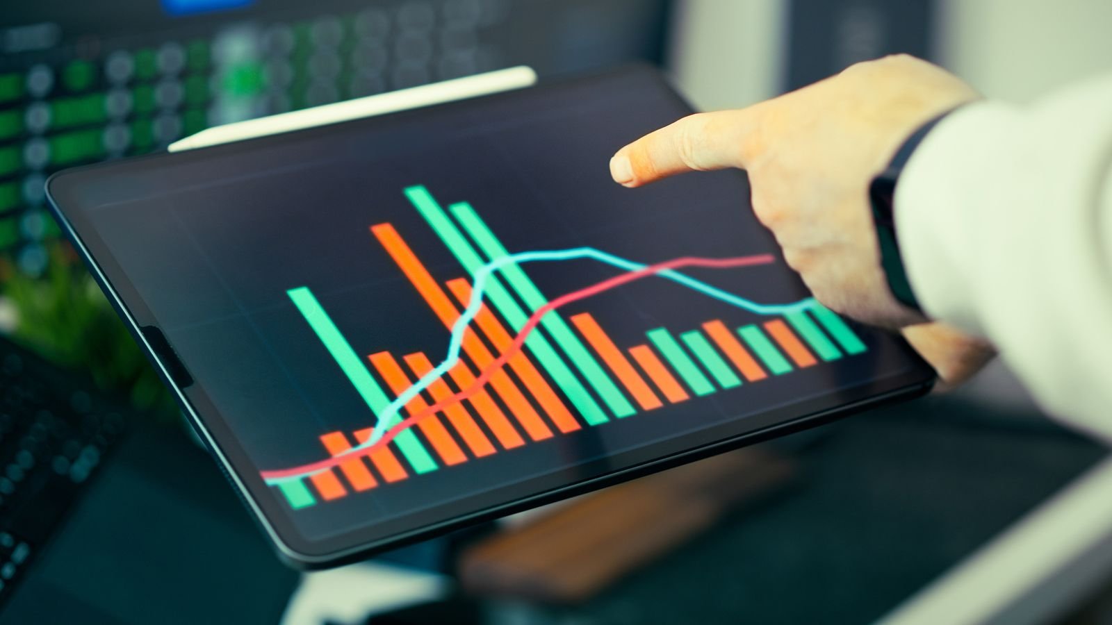 Análise de dados e gráficos em tela de tablet, imagem ilustrativa