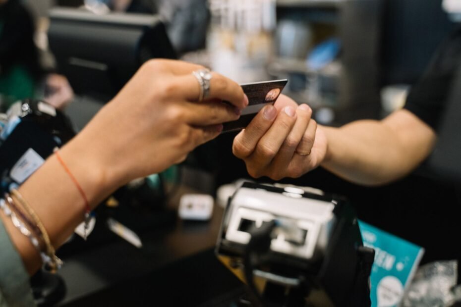 pessoa usando cartão de crédito sem cair no rotativo