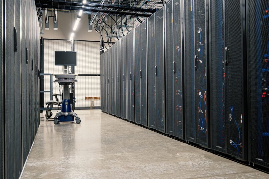 Racks de servidores em data center, ilustrando como escolher hospedagem