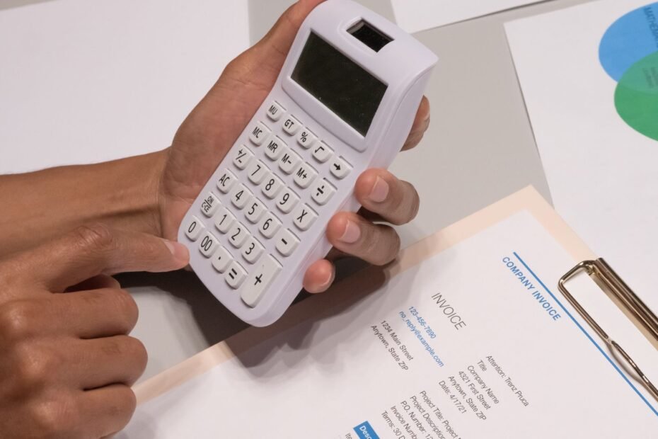 Pessoa usando calculadora, ilustrando como precificar serviços como freelancer