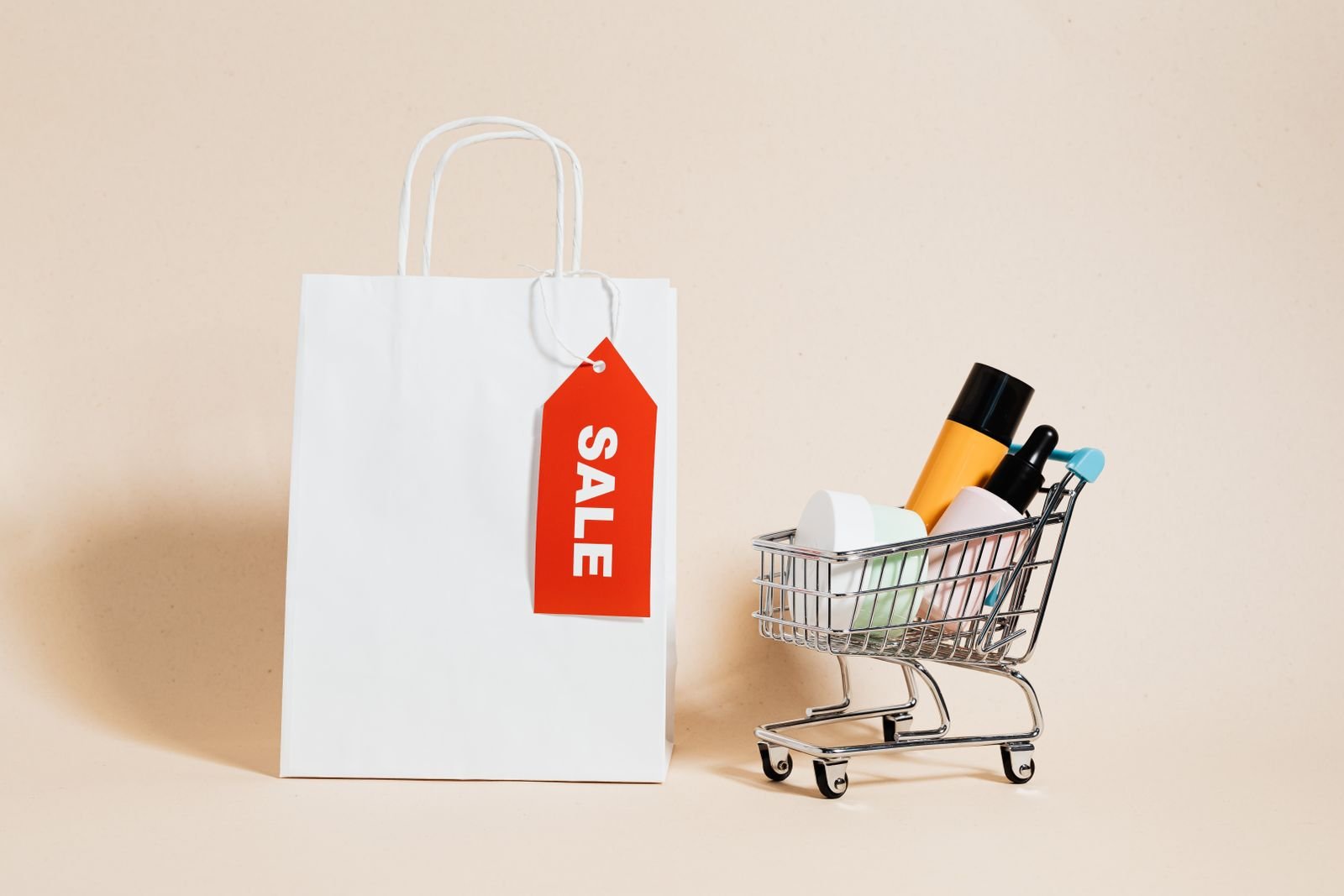 Sacola de compras e carrinho representando vendas, imagem ilustrativa