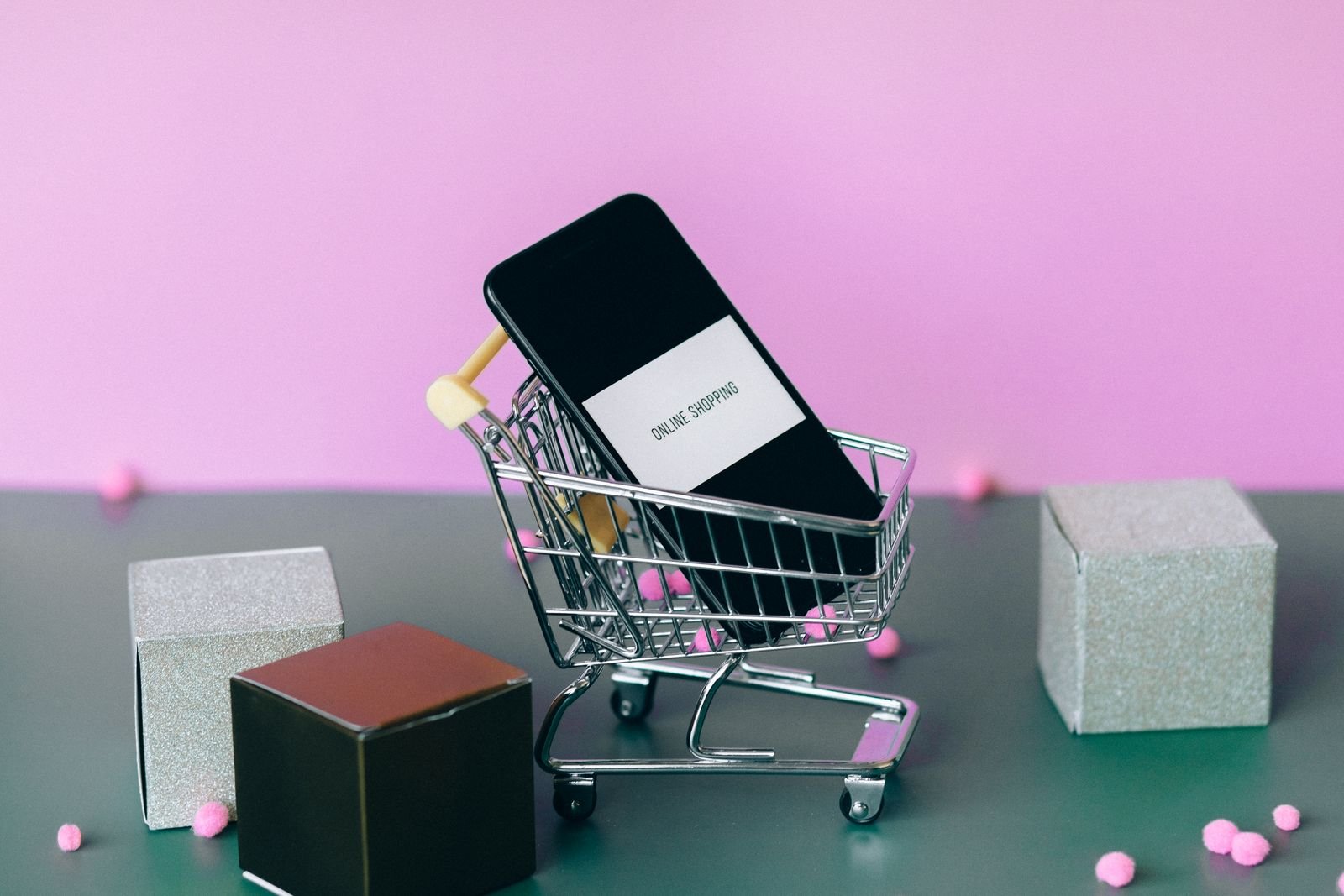 Smartphone exibindo carrinho de compras, imagem ilustrativa