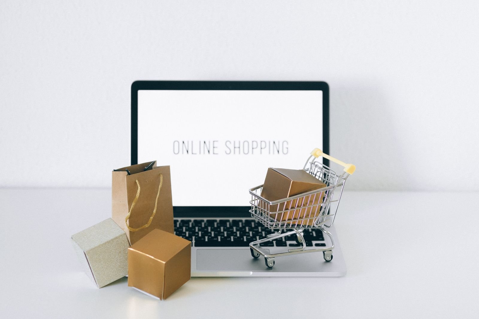 Laptop mostrando compra online com produtos, imagem ilustrativa