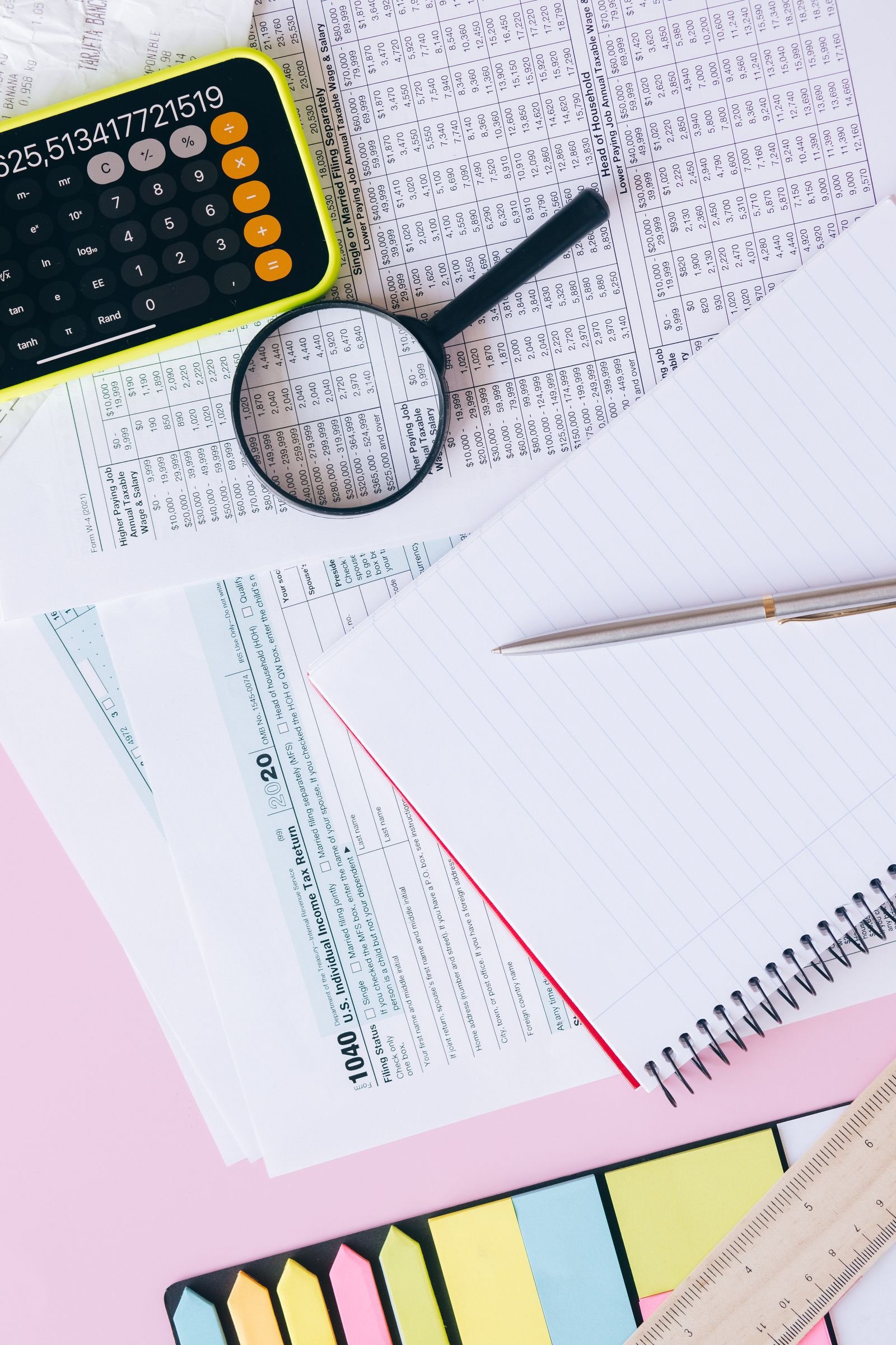 Documentos financeiros com calculadora, imagem ilustrativa