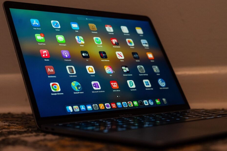 Tela de laptop exibindo diversos aplicativos, ilustrando ferramentas de IA gratuitas