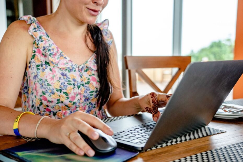 Mulher usando laptop, ilustrando trabalho como freelancer online