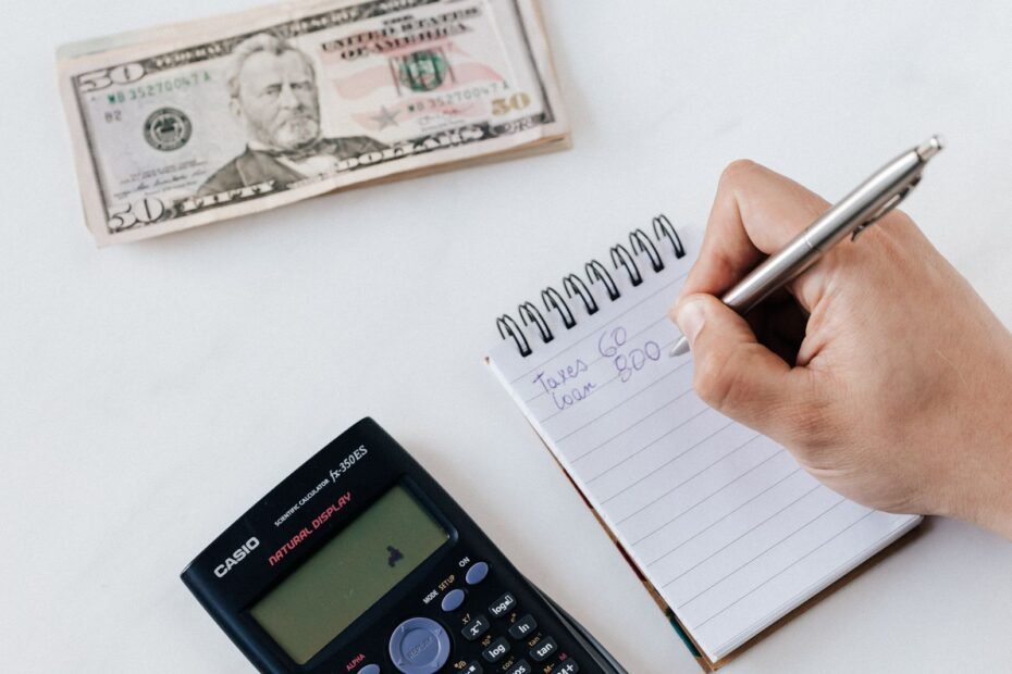 Pessoa calculando lucro com notebook e calculadora, ilustrando investir ou empreender