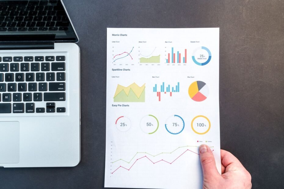 Pessoa segurando gráfico de barras, ilustrando análise de dados do Loop Marketing