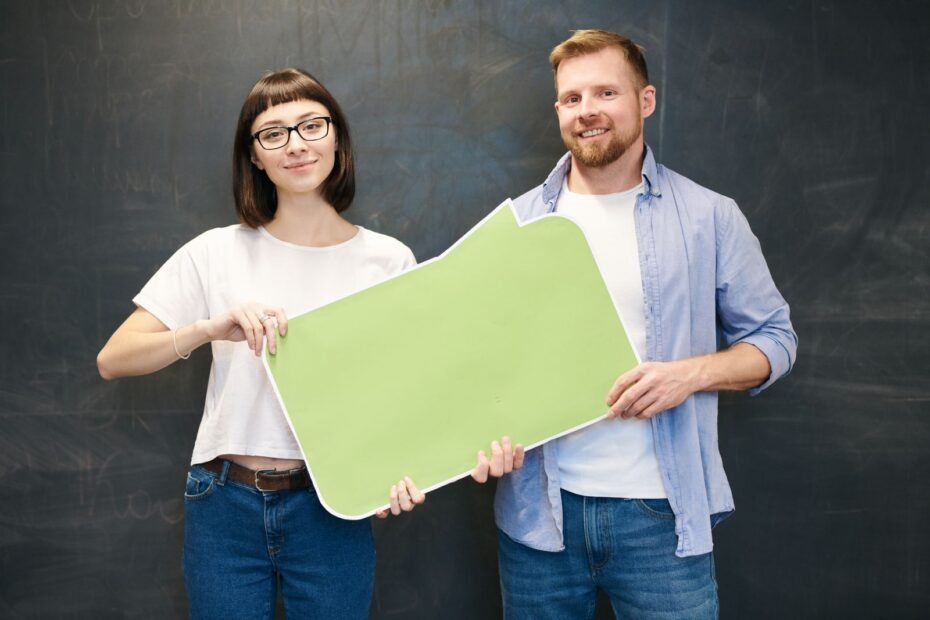 Duas pessoas segurando placas com balões de texto, ilustrando marketing de indicação