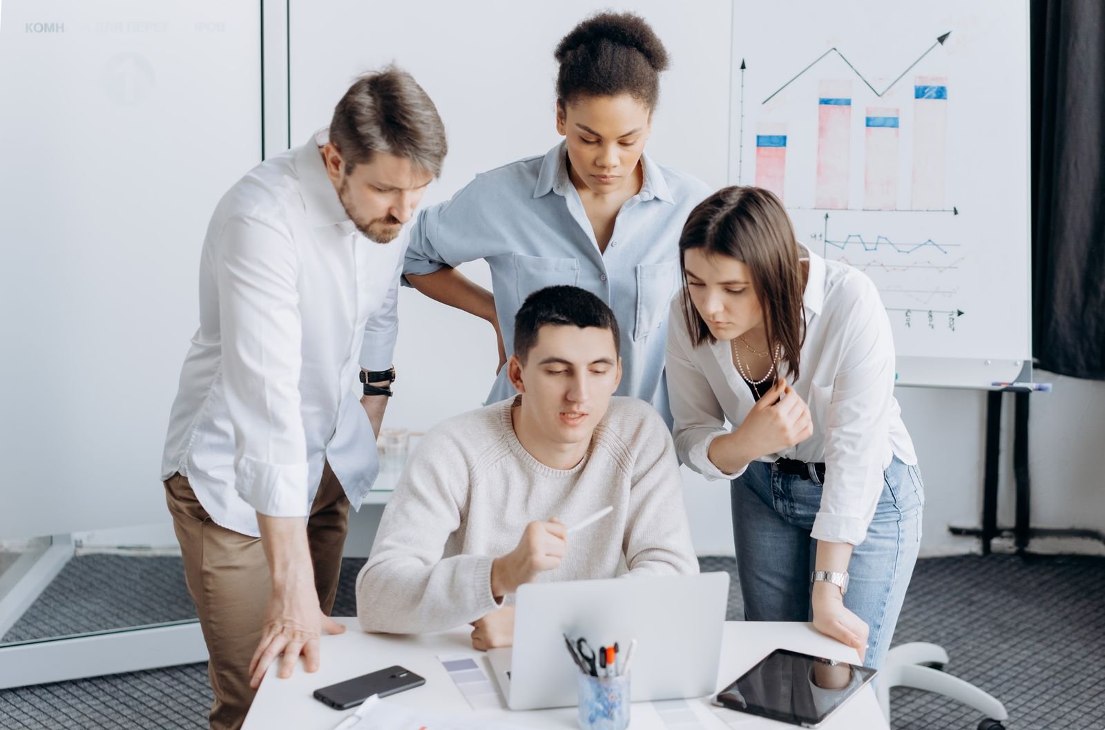 Equipe analisando gráficos de marketing, imagem ilustrativa
