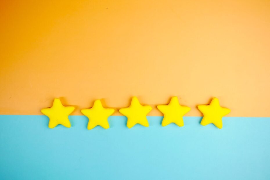 avaliações de clientes representando prova social para vender mais