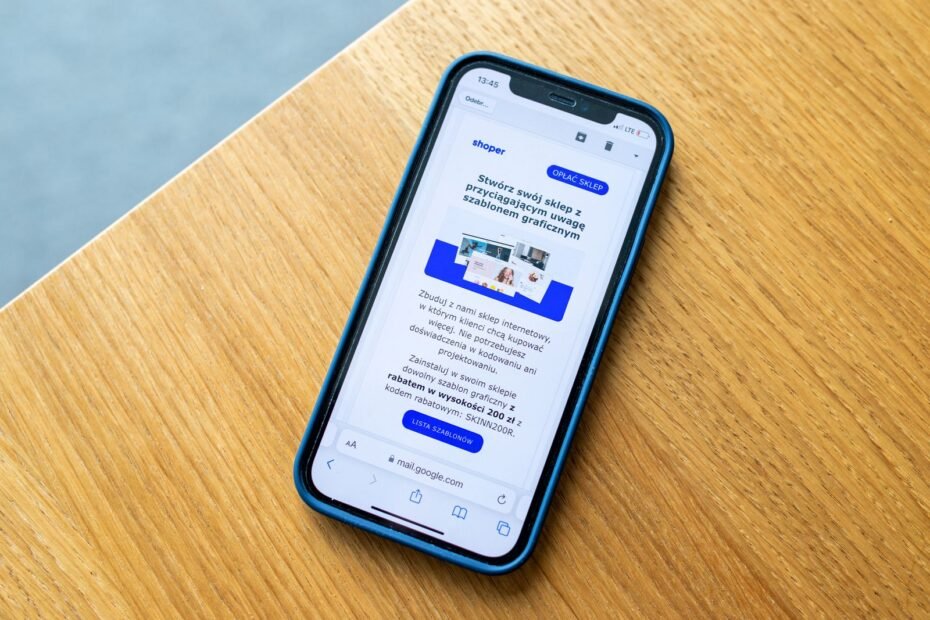 Celular mostrando anúncio de loja online, exemplo de estratégia de remarketing