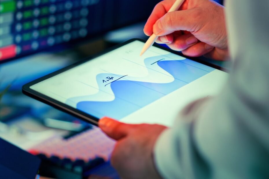 Analista visualizando dados em tablet, ilustrando schema markup no WordPress