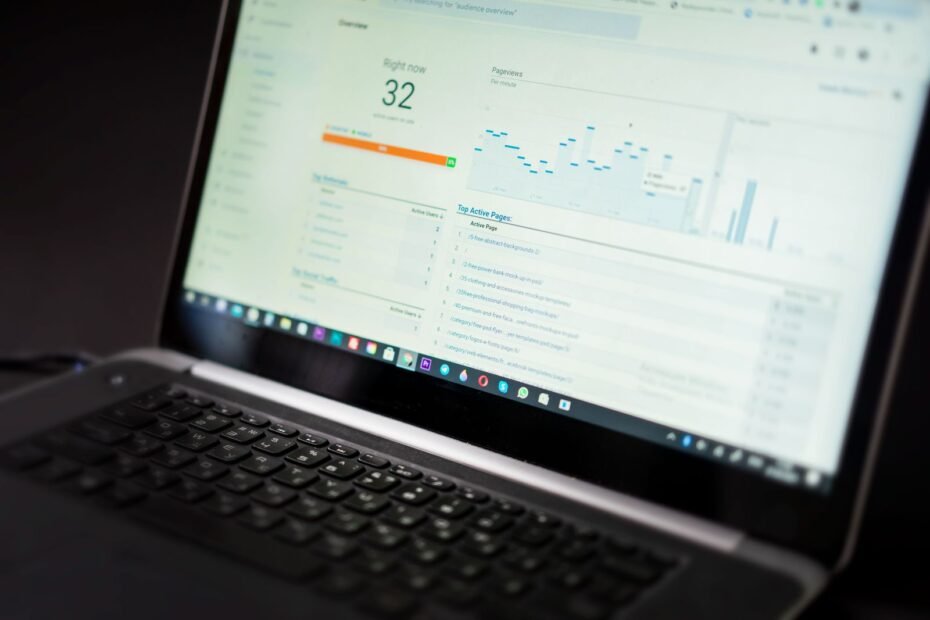 Laptop aberto mostrando configurações, ilustrando como fazer SEO no WordPress
