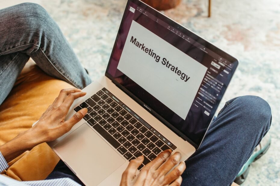 Pessoa trabalhando em laptop, produzindo conteúdo gerado pelo usuário