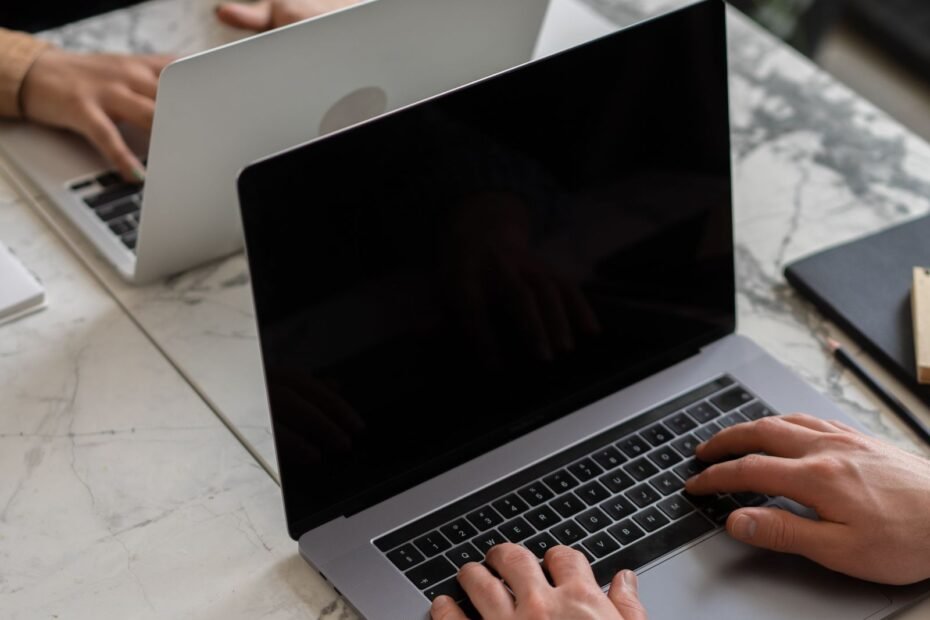pessoa analisando velocidade do site wordpress no notebook