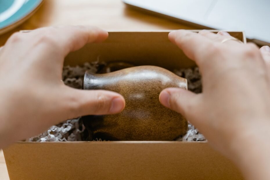 Artesão embalando peça de cerâmica para envio, exemplo de como vender artesanato online