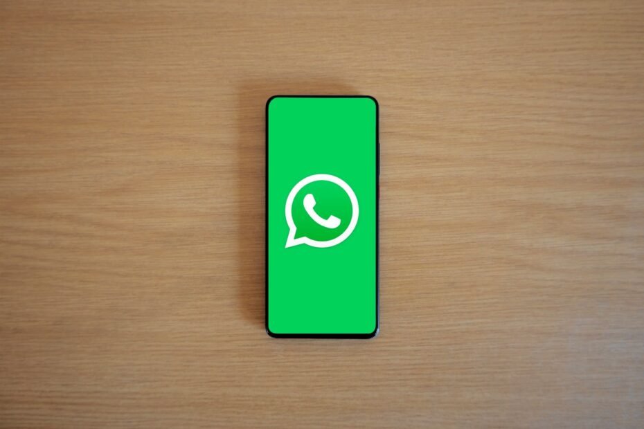 Logo do WhatsApp na tela do smartphone, ilustrando WhatsApp Marketing