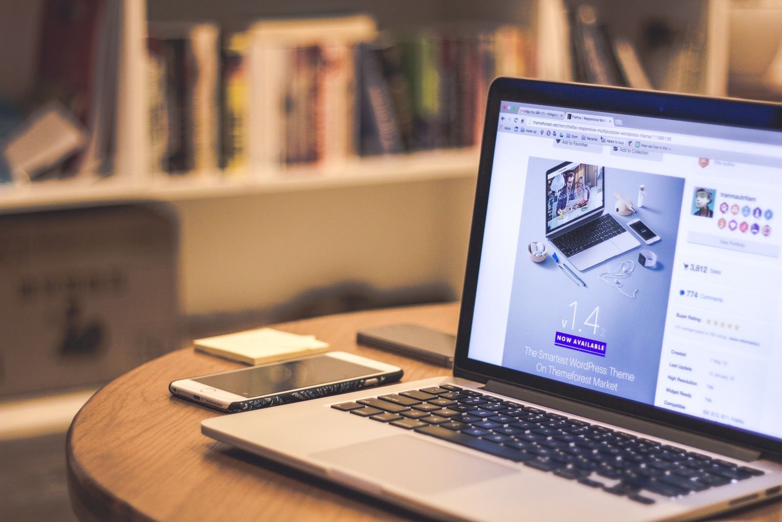 Espaço de trabalho com laptop mostrando site, imagem ilustrativa