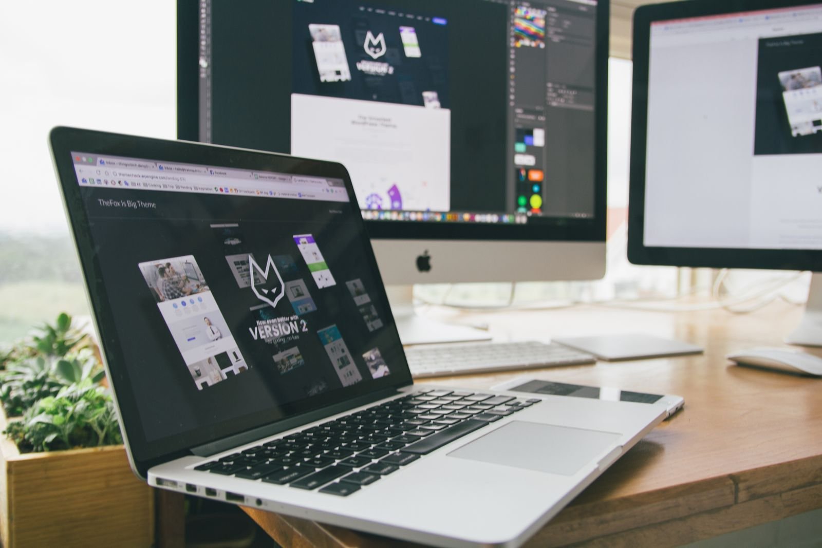 Mesa de trabalho com monitores de design, imagem ilustrativa