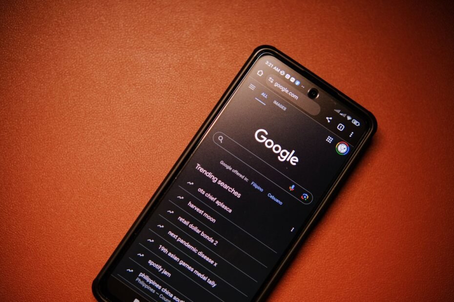 Smartphone exibindo tendências de busca do Google à noite, ilustrando zero-click search